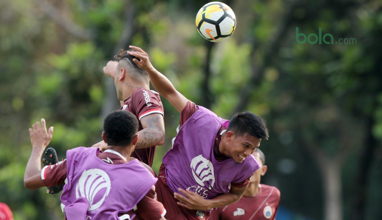Duel Sandi Sute (kanan) dan Jaimerson saat sesi latihan jelang Piala AFC 2018 di Lapangan ABC, Senayan, Jakarta, (13/3/2018). Persija akan melawan Song Lam Nghe An FC. (Bola.com/Nick Hanoatubun)