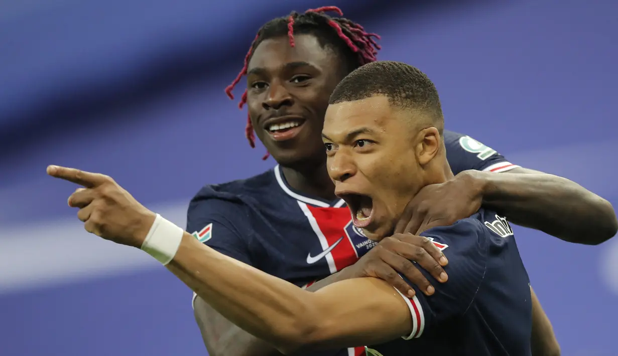 Striker Paris Saint-Germain, Kylian Mbappe (kanan) melakukan selebrasi bersama Moise Kean usai mencetak gol kedua timnya ke gawang AS Monaco dalam laga final Coupe de France 2020/2021 di Stade de France, Paris, Rabu (19/5/2021). PSG menang 2-0 dan menjadi juara. (AP/Christophe Ena)