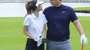 Pasangan Gilang Dirga dan Adiezty Fersa saat berpose romantis di lapangan golf. Gilang Dirga dan Adiezty Fersa yang baru dikaruniai momongan, sempat memamerkan kemesraan mereka saat main golf. (instagram/@ramadhaniabakrie)