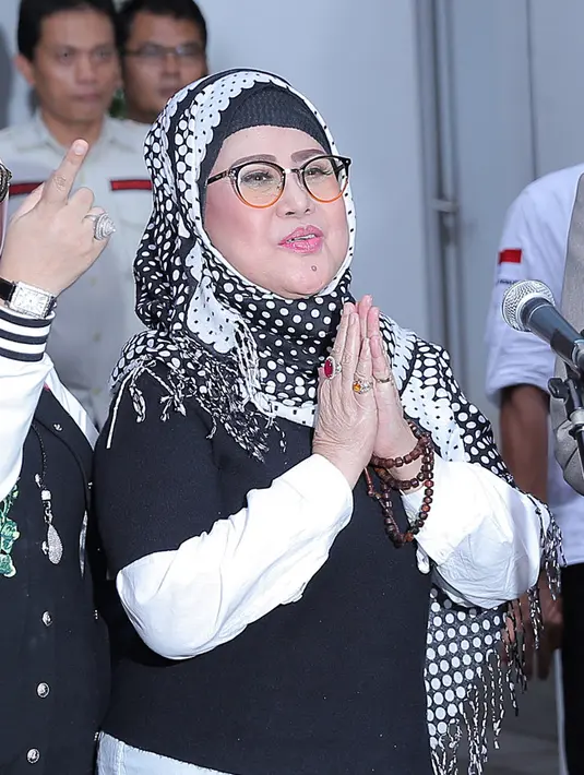 "Gemeteran nggak bisa ngomong apa-apa. Aduh gimana ya. Hancur. Sedih," sambung Elvy yang memberikan keterangan di balik pagar besi Ditresnarkoba Polda Metro Jaya sembari menahan tangis. (Deki Prayoga/Bintang.com)