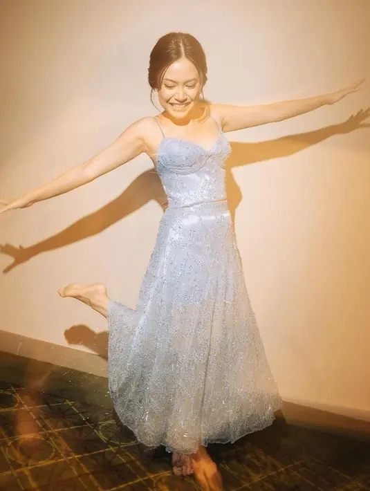 Penampilannya semakin cantik dengan tatanan rambut belah tengah. dan dikuncir [instagram/hanggini]