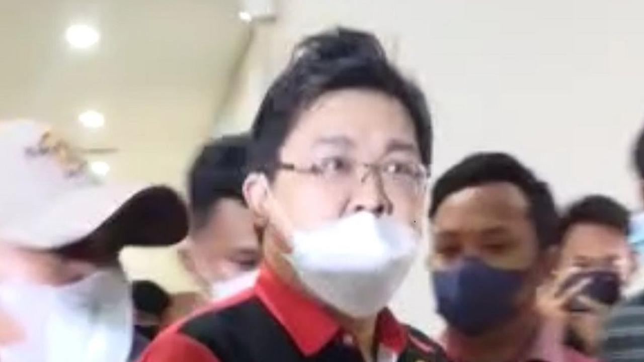 Ferdy Sambo kembali menjadi sorotan publik. Hal ini berawal dari tudingan Advokat Alvin Lim yang menyebut Ferdy Sambo tidak tidur di Lapas Salemba. <br>