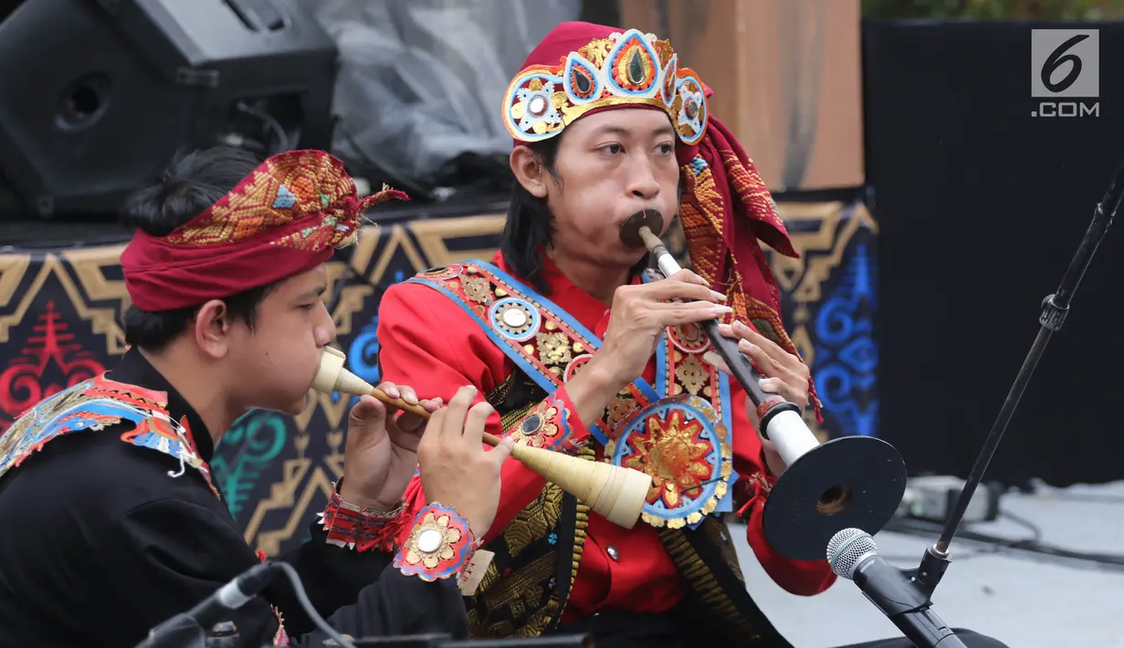 Penampilan atraksi Gendang Beleq membuka Seri Konser Situs Budaya Iwan Fals dan Band di Panggung Kita, Depok, Sabtu (3/3). Konser Situs Budaya ini mengangkat budaya dari NTB Kerajaan Lombok dan Bima. (Liputan6.com/Arya Manggala)