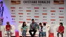 Anak-anak mewawancarai Penyerang Juventus, Cristiano Ronaldo  saat meraih penghargaan media olahraga top Spanyol, Marca di Reina Victoria Theater, Madrid (29/7/2019). menghabiskan sembilan musim bersama Real Madrid sebelum bergabung Juventus pada musim panas 2018. (AFP Photo/Javier Soriano)