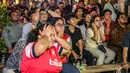 Ekspresi tegang pendukung Arsenal jelang akhir laga melawan Tottenham Hotspur saat Roaring Night Liga Inggris di The Ground at Nipah, Jakarta Selatan, Minggu (28/04/2024). (Bola.com/Bagaskara Lazuardi)