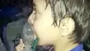 Seorang balita menghirup oksigen setelah diduga terkena serangan senjata kimia di Kota Douma, dekat Damaskus, Suriah, Minggu (8/4). Tim medis mengatakan korban kesulitan bernapas dan mata seperti terbakar. (Syrian Civil Defense White Helmets via AP)