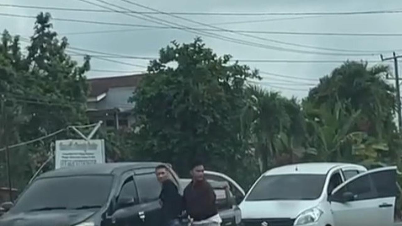 Jadi Tontonan Pengendara, Aksi Polisi Lumpuhkan 2 Pria Bawa Sabu  Sampai Tersungkur di Depan Mobil