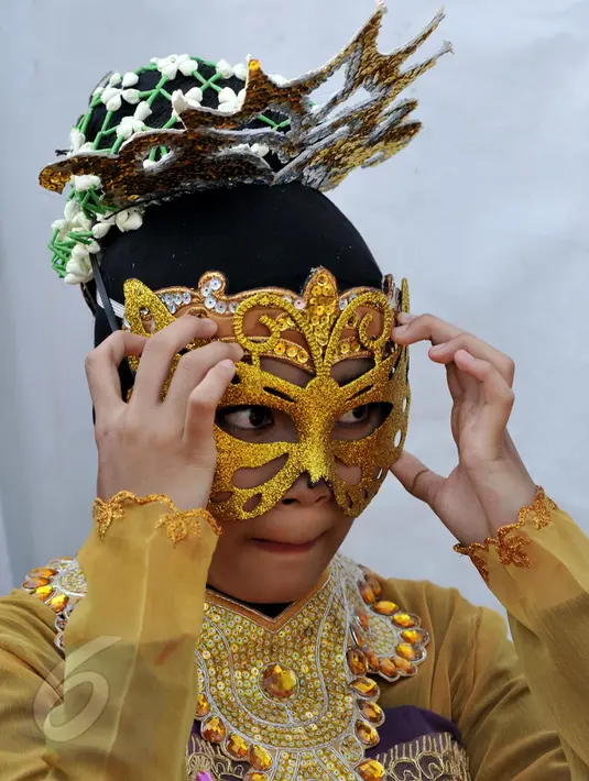 Seorang penari topeng merapikan topengya sebelum pentas di acara pembukaan  kegiatan Muhammadiyah Expo 2015, Jakarta, Kamis (28/5/2015). 250 gerai pameran dari pelaku usaha kecil menengah binaan Muhammadiyah di tampilkan. (Liputan6.com/Johan Tallo)