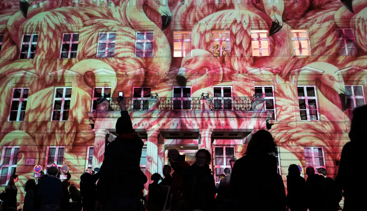 Gambar burung flamingo menghiasi bangunan Katedral Berlin saat Festival Cahaya di Berlin, Jerman (15/10). Festival ini merupakan event tahunan yang diadakan setiap bulan Oktober selama dua belas hari. (AFP Photo/John Macdougall)