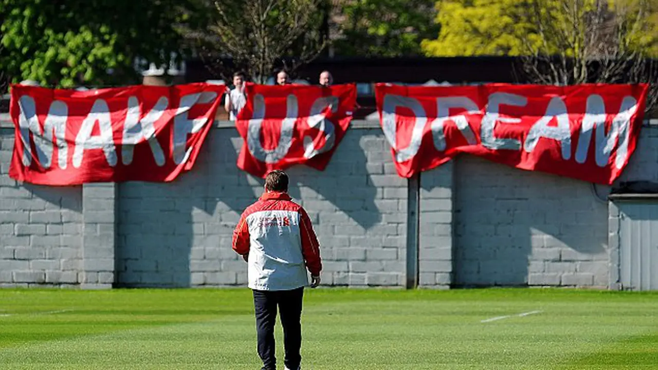 Spanduk Pembangkit Moral Liverpool Terbentang di Pusat Latihan