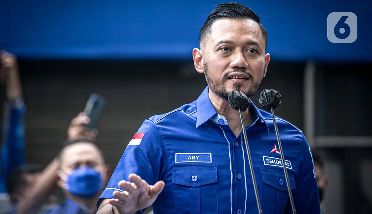 Ketum Partai Demokrat Agus Harimurti Yudhoyono (AHY) saat menanggapi ditolaknya hasil KLB Demokrat di Deli Serdang, di DPP Demokrat, Jakarta, Rabu (31/3/2021). AHY juga meminta kader partainya untuk tak euforia berlebihan, meski kepengurusan kubu Moeldoko telah ditolak. (Liputan6.com/Faizal Fanani)