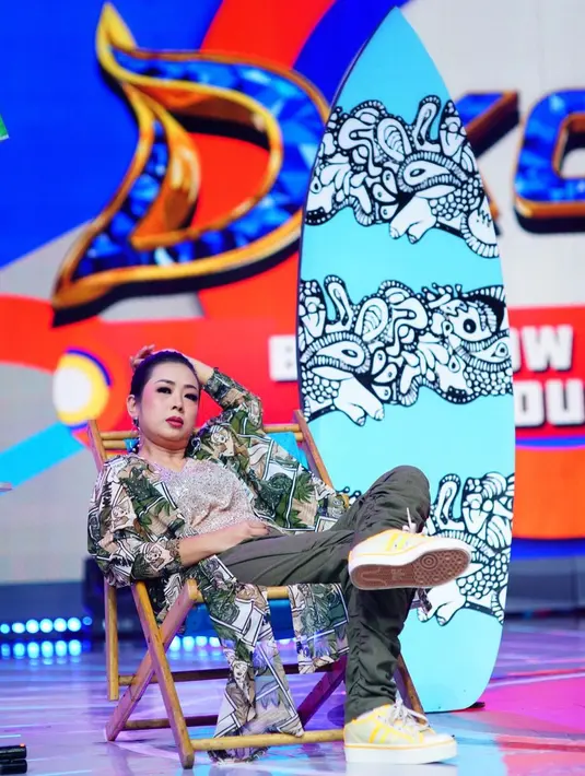 "Bukan rumah, itu lagi bangun kafe buat anak," kata Soimah. "Ya aku stres dong masa anak artis nggak mau kuliah," lanjutnya. [Foto: Instagram/showimah]