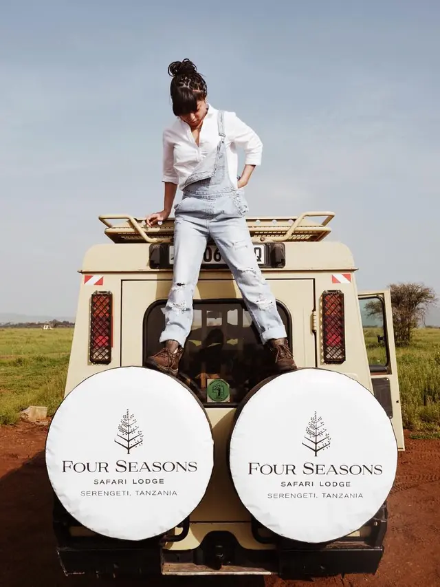 [Bintang] Mulai Dari Kaos Band Sampai Off-Shoulder Dress, 5 Gaya Liburan Santai Nikita Willy Ini Sukses Bikin Iri