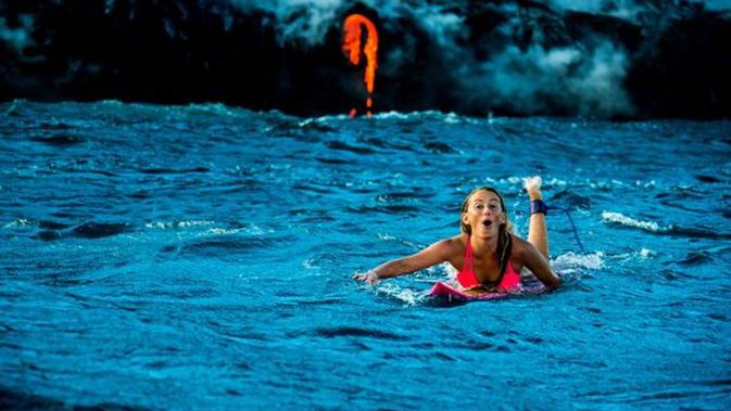 Berbikini, Cewek Ini Nekat Berselancar Saat Gunung Kilauea 