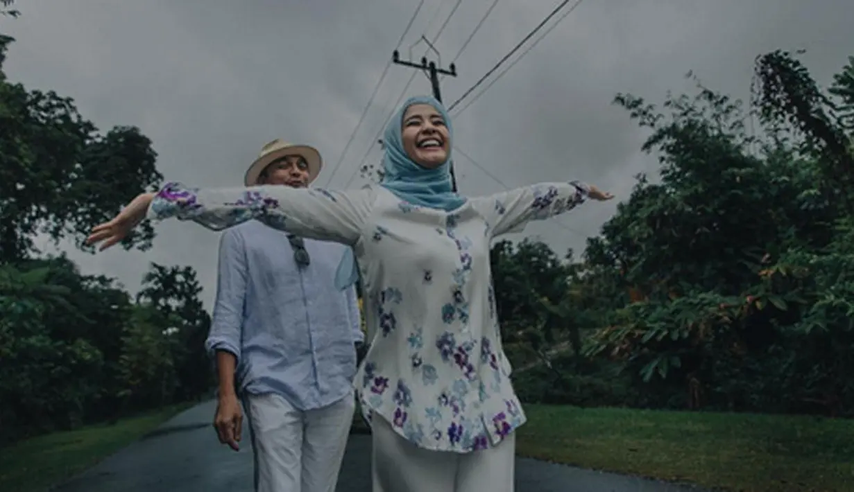 Dua bulan kemudian, bintang film ini mengajak Emran ketemu orangtuanya di Jakarta. Seminggu kemudian 18 Juni, diajak ke Bandung bertemu dengan keluarga besarnya Bella. (Instagram/alvasus)