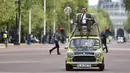 Rowan Atkinson, pemeran ‘Mr Bean’ membuat aksi lucu mengendarai mobil mini di atap mobil dan berkeliling di kawasan The Mall, London, Jumat (4/9/2015). Aksinya tersebut sebagai promosi serial TV dan Film komedi ‘Mr Bean’ (REUTERS / Toby Melville)