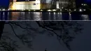 Foto kombinasi dari kompleks Istana Mir sebelum dan saat memperingati Earth Hour di kota Mir, Belarus (19/3/2016). (/ Vasily Fedosenko)
