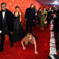 Amy Schumer secara sengaja menjatuhkan dirinya di depan Kim Kardashian dan Kanye West. Ia mengaku bahwa tidakannya itu adalah hal lucu yang bisa menarik perhatian Kimye. (Getty Images/Cosmopolitan)