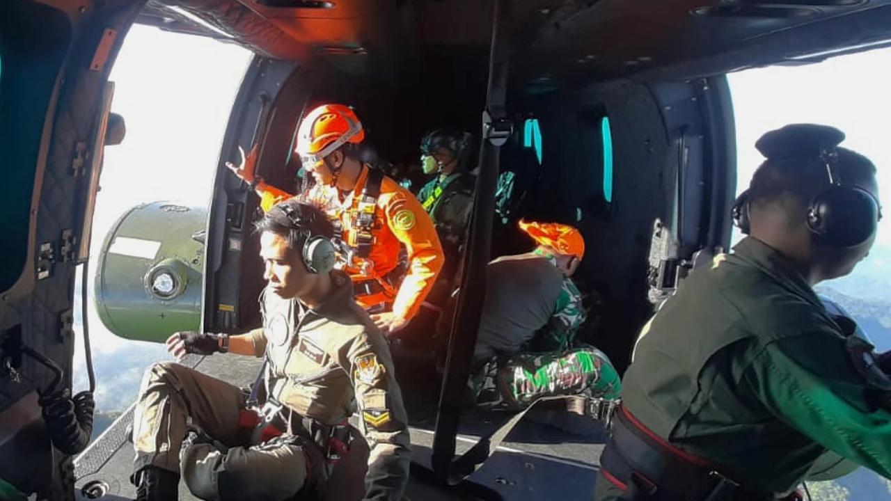 FOTO: Pesawat ATR Ditemukan di Pegunungan Bulusaraung.  Tim SAR Lanjutkan Evakuasi