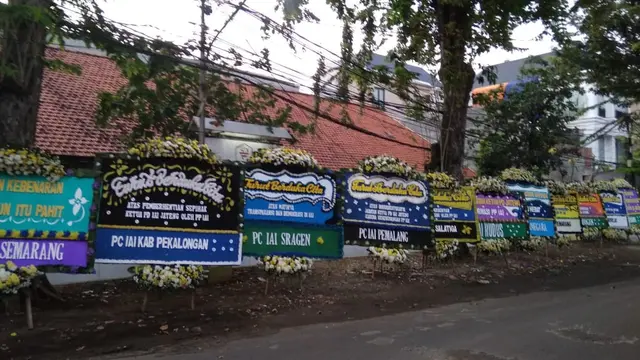 Apoteker se Jateng menolak pencopotan Ketua IAI Jateng dengan mengirimkan karangan bunga ke IAI Pusat