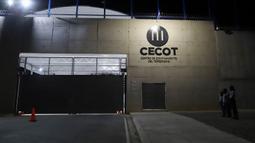 Suasana Pusat Pengurungan Terorisme saat tur media di Tecoluca, El Salvador, 2 Februari 2023. Menurut pemerintah, penjara besar yang masih dalam pembangunan tersebut memiliki kapasitas maksimum 40.000 narapidana dan dimaksudkan untuk memenjarakan anggota geng. (AP Photo/Salvador Melendez)
