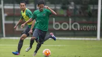 Gelandang Arema FC, Nasir, menggiring bola saat mengikuti seleksi Timnas Indonesia U-22 di Lapangan SPH Karawaci, Banten, Selasa (21/2/2017).(Bola.com/Vitalis Yogi Trisna)