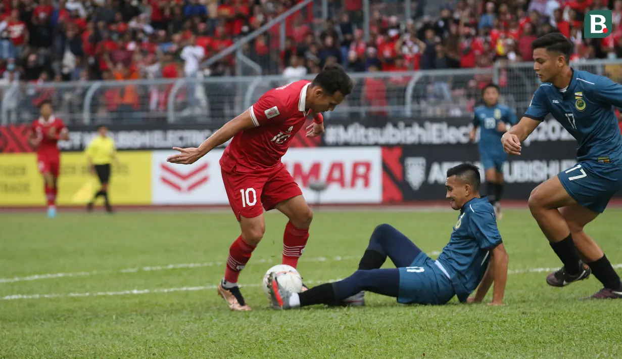 Keunggulan jumlah pemain berhasil dimanfaatkan secara maksimal oleh Timnas Indonesia di babak kedua. Gol ketiga pun lahir pada menit ke-59 lewat aksi Egy Maulana Vikri. Gol dicetak lewwat sundulan kepala memanfaatkan umpan matang Edo Febriansyah. (Bola.com/Zulfirdaus Harahap)