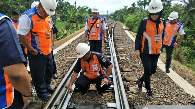 Pengecekan jalur kereta di wilayah PT KAI Daop 5 Purwokerto. (Foto: Liputan6.com/Muhamad Ridlo)