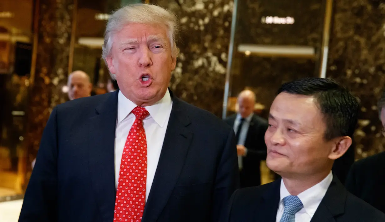 Presiden terpilih AS, Donald Trump (kiri) dan Bos Alibaba, Jack Ma mengadakan pertemuan di Trump Tower, New York, Senin (9/1). Jack Ma menawarkan kerjasama untuk menciptakan satu juta lapangan kerja di AS selama 5 tahun ke depan. (AP Photo/Evan Vucci)