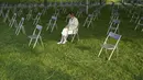 Seorang lelaki duduk pada salah satu kursi untuk Upacara Peringatan Perdamaian di Museum Peringatan Perdamaian Hiroshima, Hiroshima, Jepang, Selasa (4/8/2020). Kota Hiroshima akan memperingati 75 tahun pemboman atom oleh Amerika Serikat pada 6 Agustus 2020. (AP Photo/Eugene Hoshiko)
