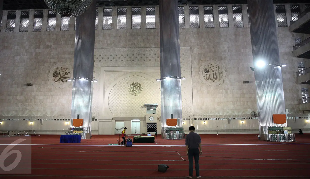 Pekerja sedang membersihkan karpet untuk penyelenggaraan Shalat Idul Adha di Masjid Istiqlal, Jakarta, Rabu (23/9/2015). Pemerintah menetapkan Idul Adha 10 Zulhijah 1436 Hijriah pada Kamis 24 September 2015. (Liputan6.com/Faizal Fanani)