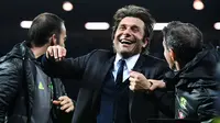 Ekspresi Antonio Conte saat merayakan kemenangan setelah pertandingan melawan West Bromwich Albion di Liga Inggris di Hawthorns (12/5). Conte dengan Chelseanya  berhasil meraih juara Liga Inggris 2016/2017. (AFP Photo/Anthony Devlin)