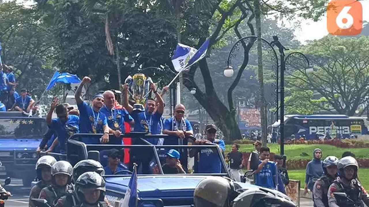 Di Gedung Sate, Persib Pamerkan Trofi Juara BRI Liga 1 di Hadapan Bobotoh