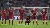 Para pemain Liverpool terlihat sedih usai timnya gagal juara pada final Audy Cup di Munchen, (2/8). Atletico menang 5-4 atas Liverpool lewat adu penalti setelah bermain imbang 1-1. (AFP Photo/Christof Stache)