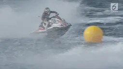 Atlet Jetski Indonesia, Aero Sutan Aswar saat Final Moto4 Jetski kelas Runabout Limited Asian Games di Pantai Ancol, Jakarta, Jumat (24/8). Aero Sutan harus puas dengan medali perak, emas diraih Allanjawi dari UAE. (Liputan6.com/Helmi Fithriansyah)