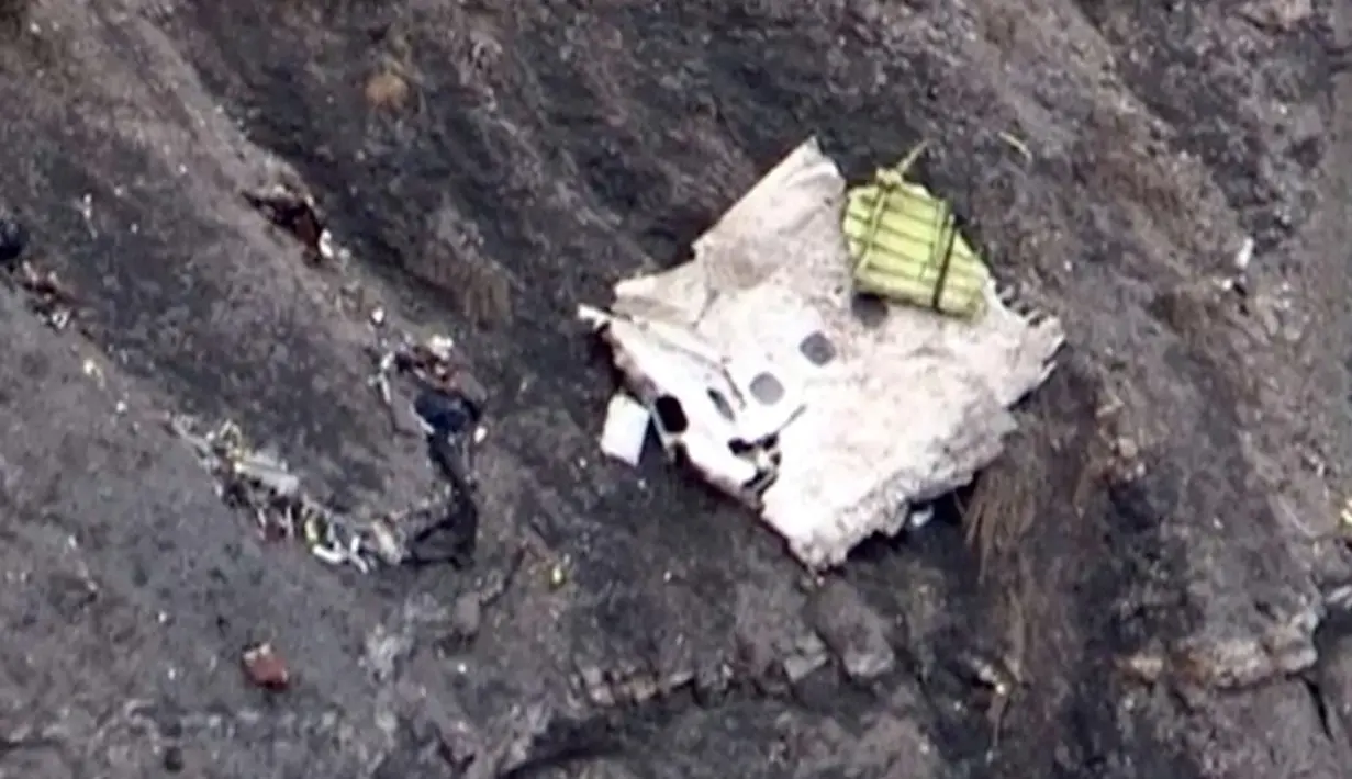 Bagian pesawat Germanwings ditemukan di daerah Pegunungan Alpen, Prancis, Selasa (24/3/2015). Pesawat itu jatuh saat dalam perjalanan dari Barcelona, Spanyol menuju Dusseldorf, Jerman pada Selasa (24/3). (AFP PHOTO /DENIS BOIS /GRIPMEDIA / AFP TV)