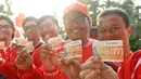 Atlet DKI Jakarta untuk PON XIX Jawa Barat menunjukan kartu ATM Bank DKI usai mengikuti acara pelepasan bersama Ahok di Kantor Gubernur, Jakarta, Rabu (7/9/2016). (Bola.com/Nicklas Hanoatubun)