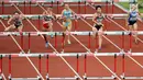 Pelari Indonesia, Nova Emilia (kedua kiri) saat bertanding pada final atletik nomor lari halang rintang 100 meter putri di Stadion Utama GBK, Jakarta (26/8). Nova Emilia finis di posisi kedua dengan catatan waktu 13,33 detik. (Liputan6.com/Fery Pradolo)