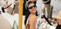 Intip tampilan Kendall Jenner hadiri Coachella 2026 dengan busana yang simple (Kate Spade New York)