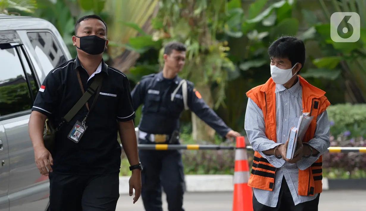 Bupati Solok Selatan nonaktif,  Muzni Zakaria dikawal petugas akan menjalani pemeriksaan di Gedung KPK, Jakarta, Selasa (28/4/2020). Muzni diperiksa sebagai tersangka kasus dugaan suap proyek pembangunan infrastruktur Jembatan Ambayan dan Masjid Agung di Solok Selatan. (merdeka.com/Dwi Narwoko)