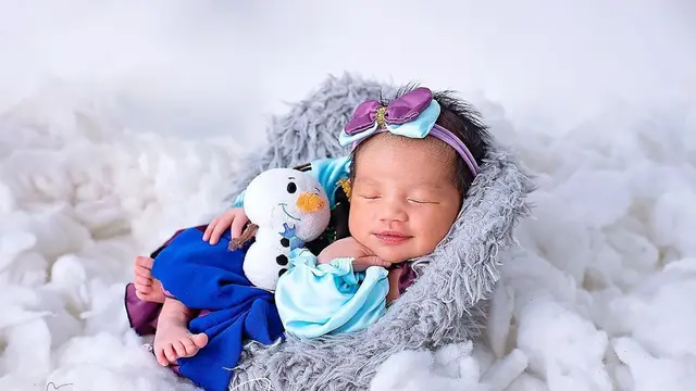 Khadeejah anak Kartika Putri jalani pemotretan bertema Frozen (Foto: Instagram @kartikaputriworld)