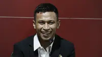 Pemain baru Persija Jakarta, Osvaldo Haay, saat diperkenalkan di Kantor Persija, Kuningan, Jakarta, Senin, (10/2/2020). Pemain andalan Timnas Indonesia U-23 itu resmi memperkuat Macan Kemayoran musim depan. (Bola.com/M Iqbal Ichsan)