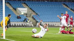 Gelandang Serbia, Filip Djuricic, tampak kecewa usai gagal mencetak gol ke gawang Norwegia pada laga semi final playoff Euro 2020 di Ullevaal Stadion, Jumat (9/10/2020) dini hari WIB. Serbia menang 2-1 atas Norwegia. (AFP/Stian Lysberg Solum/NTB)