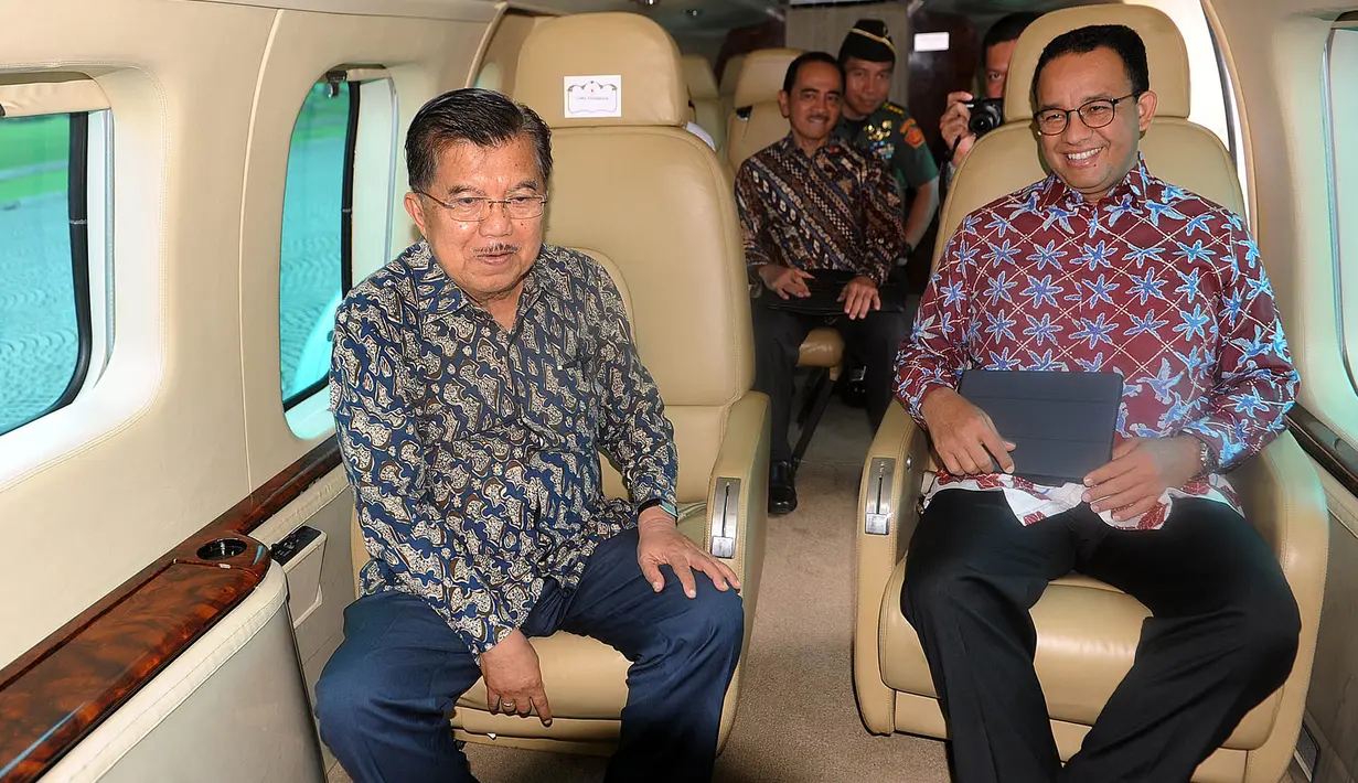 Wakil Presiden Jusuf Kalla (JK) berbincang dengan Gubernur DKI Jakarta Anies Baswedan saat meninjau sejumlah titik kemacetan menggunakan Helikopter Super Puma dari lapangan helipad, Monas, Jakarta, Senin (28/1). (Liputan6.com/HO/TIM MEDIA WAPRES)