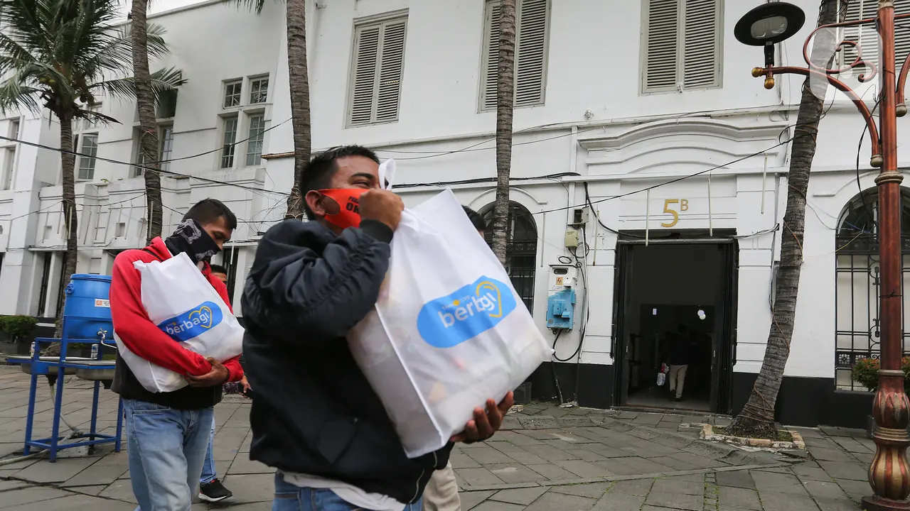 Ratusan Paket Sembako Dibagikan di Kota Tua