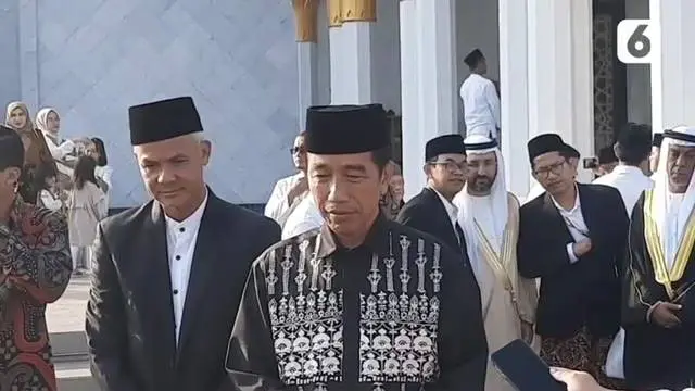 Capres dari PDI Perjuangan Ganjar Pranowo menjalankan salat Ied sekaligus merayakan Lebaran Idul Fitri 2023 bersama Presiden Jokowi di Masjid Syekh Zayed Solo, Sabtu (22/4/2023).