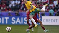 Pemain Timnas Indonesia, Rafael Struick (kanan) berebut bola dengan pemain Australia, Gethin Jones pada laga 16 besar Piala Asia 2023 yang berlangsung di assim bin Hamad Stadium, Doha, Qatar, Minggu (28/01/2024). (AP Photo/Aijaz Rahi)