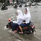 Dua orang pelajar berusaha menerobos banjir yang merendam Jalan Panjang, Jakarta Barat, Jumat (26/2). Hujan yang mengguyur wilayah Jakarta membuat sejumlah titik terendam banjir dengan ketinggian sekitar 20 cm - 1 meter. (Liputan6.com/ Immanuel Antonius)