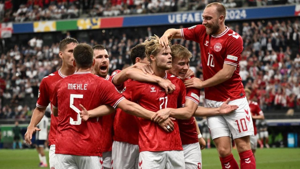Timnas Denmark menjaga asa lolos ke 16 besar Euro 2024 setelah menahan imbang Inggris dengan skor 1-1. Dalam duel yang berlangsung di Stadion&nbsp;Frankfurt Arena, Frankfurt, Jerman, Kamis (20/6/2024), Denmark berhasil mencuri skor lewat gol dahsyat yang 