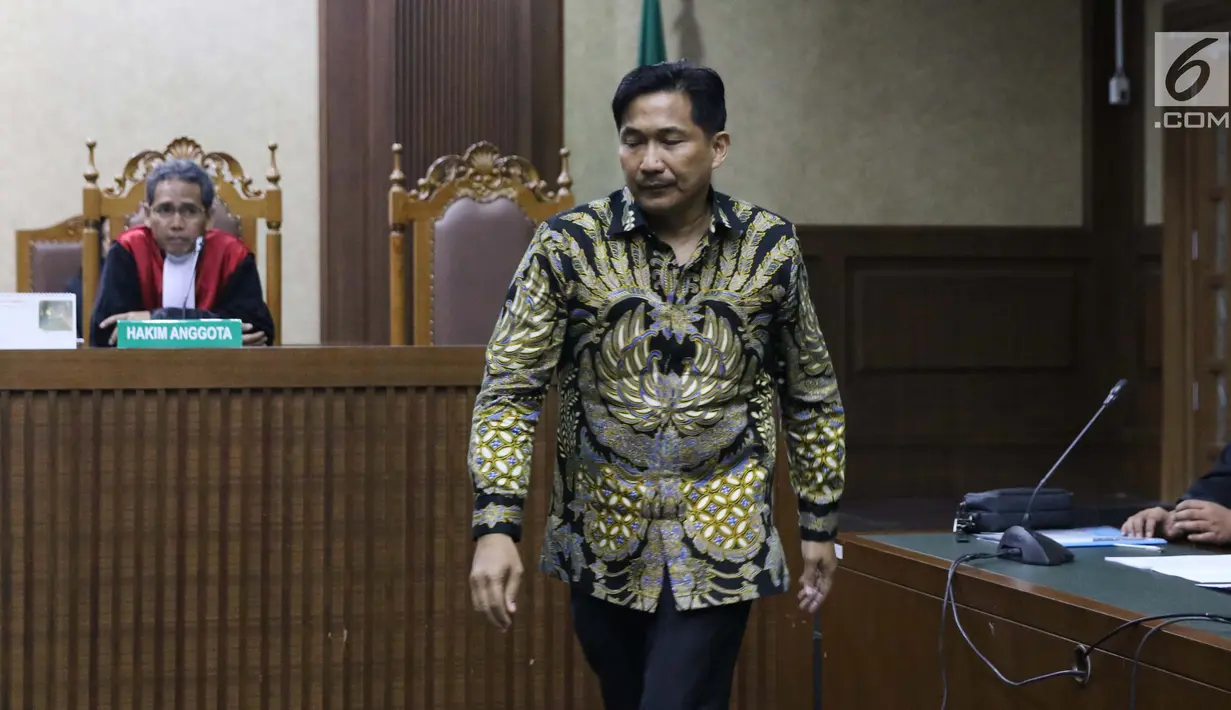 Anggota Komisi VI DPR RI Bowo Sidik Pangarso saat menjalani sidang pembacaan dakwaan di Pengadilan Tipikor, Jakarta, Rabu (14/8/2019). Bowo Sidik Pangarso didakwa dalam kasus dugaan suap dan gratifikasi terkait kerja sama pengangkutan dengan PT HTK. (Liputan6.com/Helmi Fithriansyah)